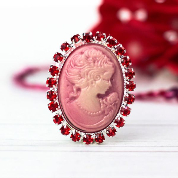 Elegant brooch “Scarlet Cameo”